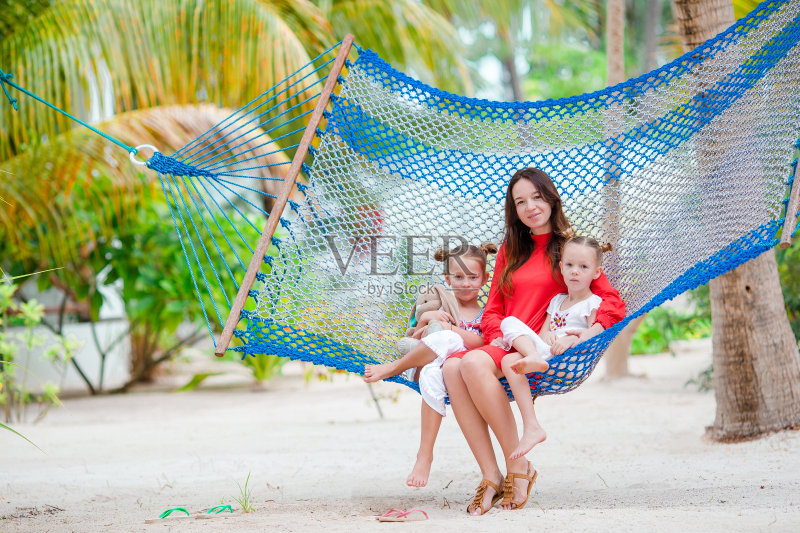 美丽的母亲和女儿在加勒比海滩正版图片素材