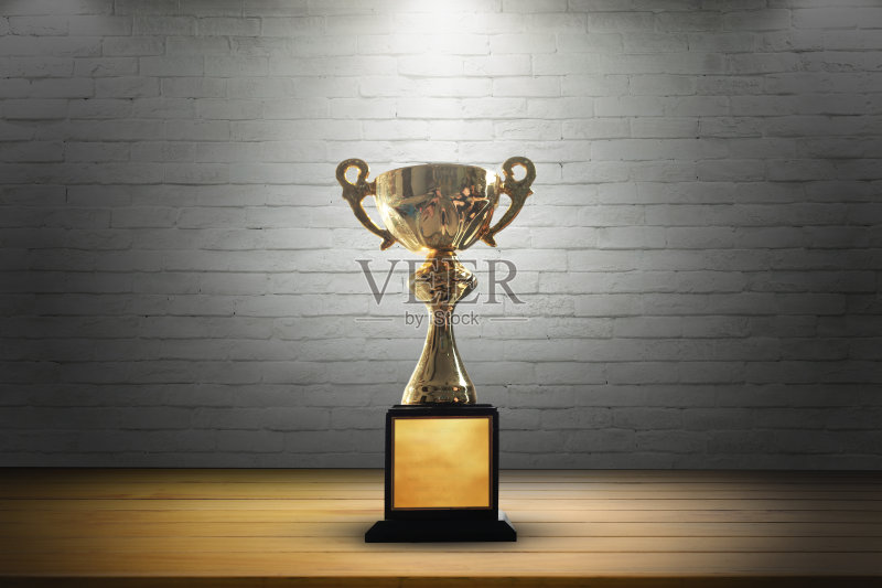 冠军金杯木桌背景。副本的空间。正版图片素材