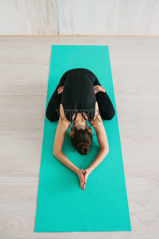 年轻美丽的女人练习瑜伽和体操。健康的概念。班级单项运动。正版图片素材