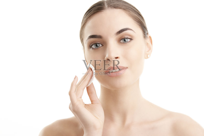 年轻女子在擦她的脸正版图片素材