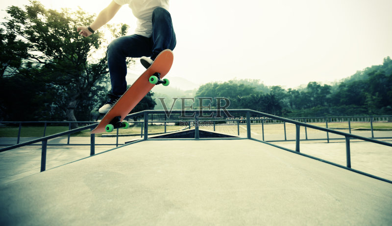 年轻的滑板运动员在滑板公园玩滑板正版图片素材