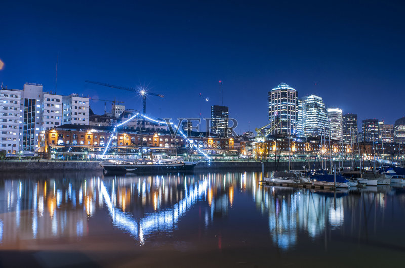 夜晚城市里的高楼大厦正版图片素材