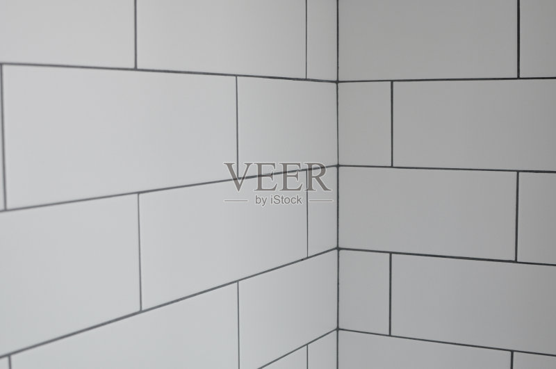 浴室里的白色地铁瓷砖正版图片素材