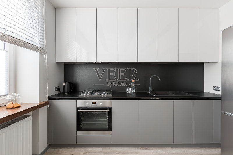 现代厨房与黑色的工作台面正版图片素材