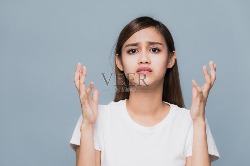 恼怒的年轻女子。正版图片素材