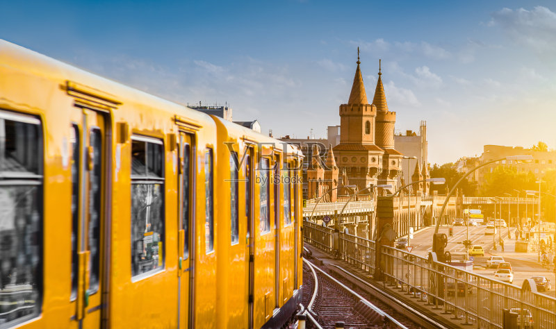 日落时分，德国柏林弗里德里希山-克罗伊茨堡的奥伯鲍姆桥正版图片素材