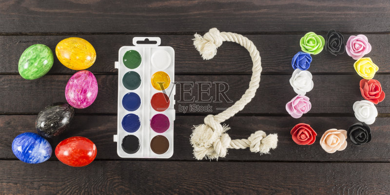 成立年份:2020年，用鸡蛋、水彩画、绳子和玫瑰头。正版图片素材