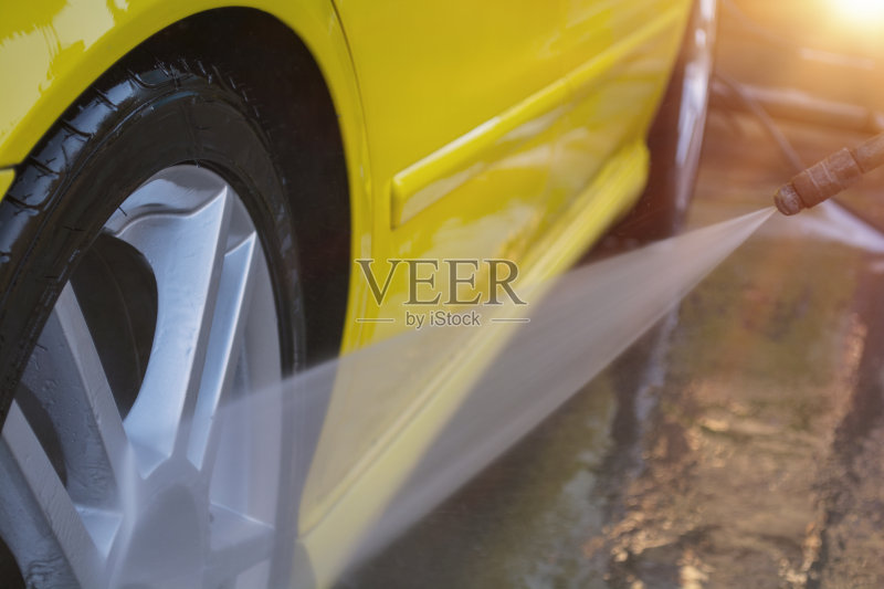 夏天洗车。用高压水清洗汽车。正版图片素材