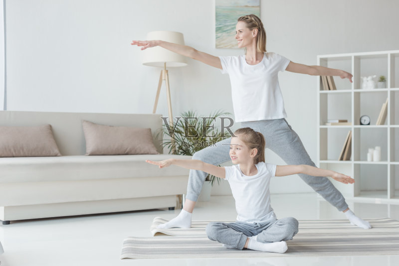 母亲和女儿一起练习瑜伽正版图片素材