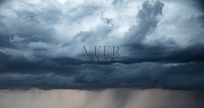 风雨交加。灾难就像正版图片素材