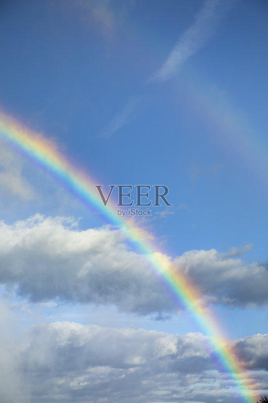 夏日天空中的彩虹正版图片素材