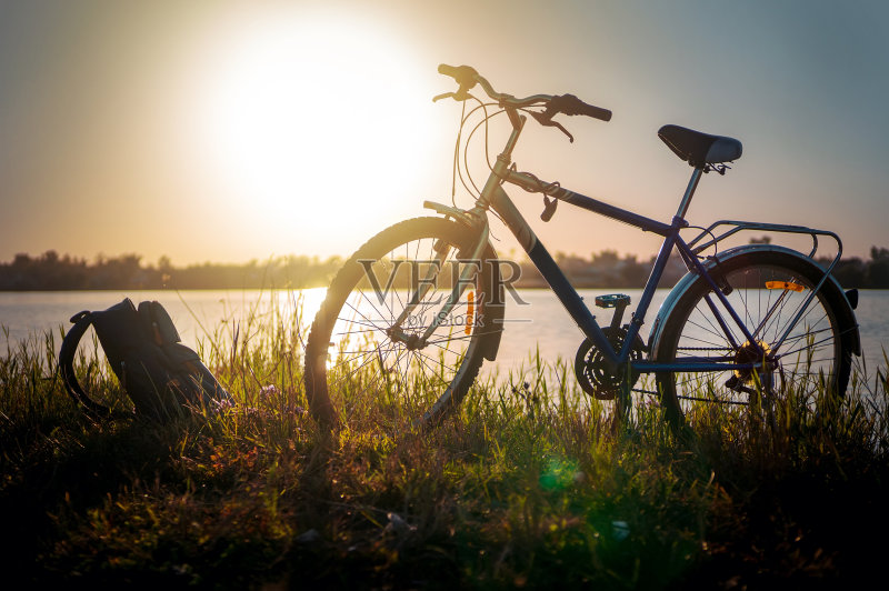站在沙滩上骑自行车，正版图片素材