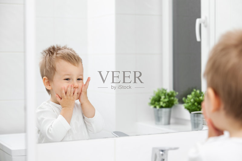 可爱的蹒跚学步的孩子正在学习如何洗脸正版图片素材