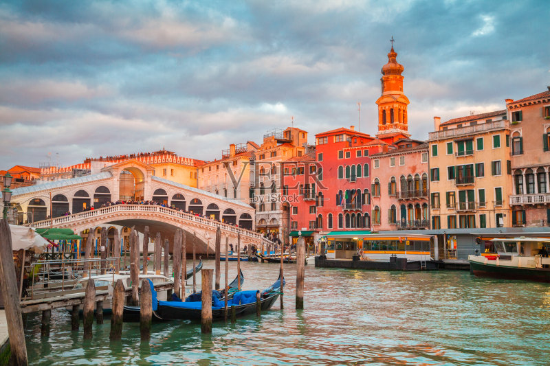 日落时分的大运河、贡多拉和里亚托桥，意大利威尼斯正版图片素材