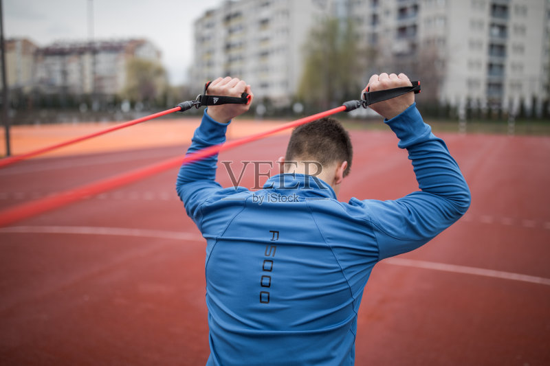 年轻人在户外运动正版图片素材