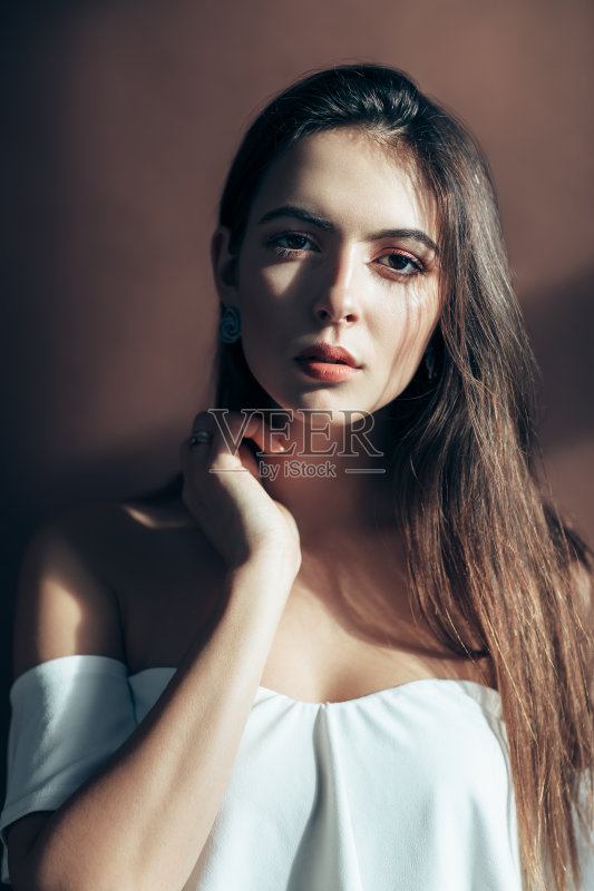 美丽性感的女人肖像在棕色的背景正版图片素材
