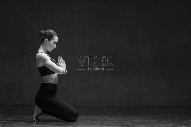年轻美丽的女舞者正在工作室摆姿势正版图片素材