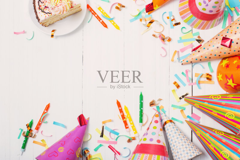 生日蛋糕和装饰在白色木制背景上正版图片素材