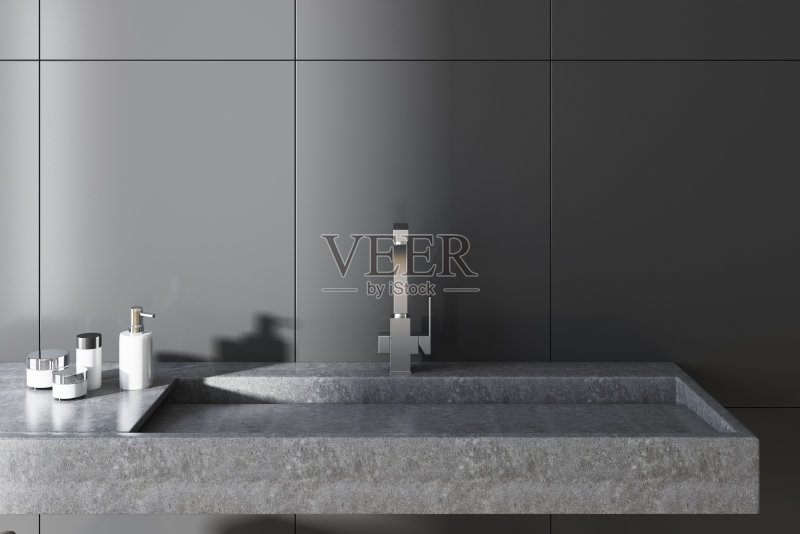 灰色的浴室，靠近灰色的水槽正版图片素材