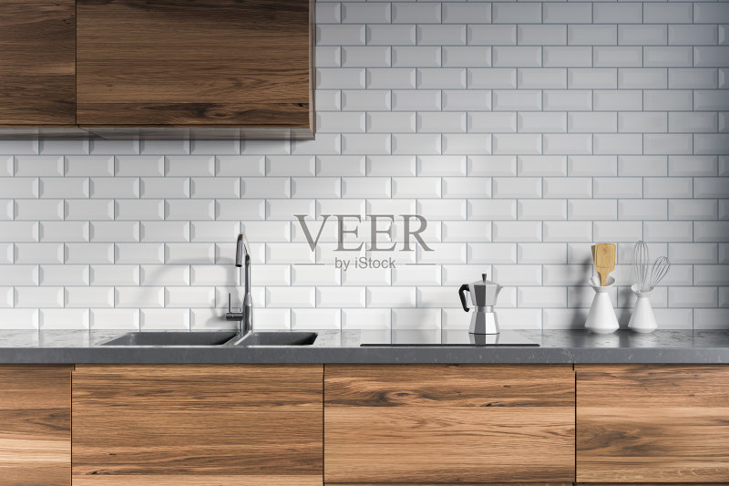 厨房内部铺着瓷砖，深色木质柜台正版图片素材