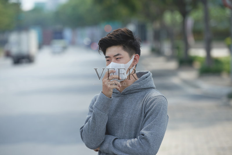 年轻人戴着口罩正版图片素材