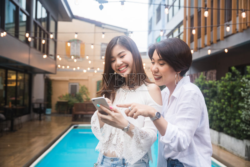 年轻的亚洲女性朋友喜欢在精品酒店度假正版图片素材