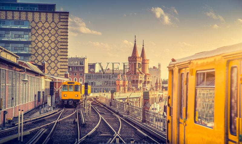 夕阳下的柏林奥伯鲍姆大桥，柏林弗里德里希海-克罗伊茨堡，德国正版图片素材