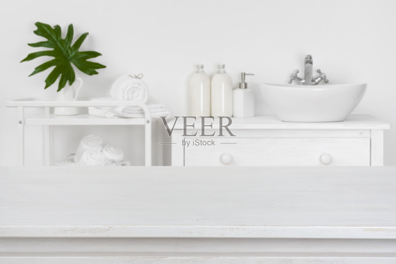 木制桌面与模糊的浴室内部产品展示正版图片素材