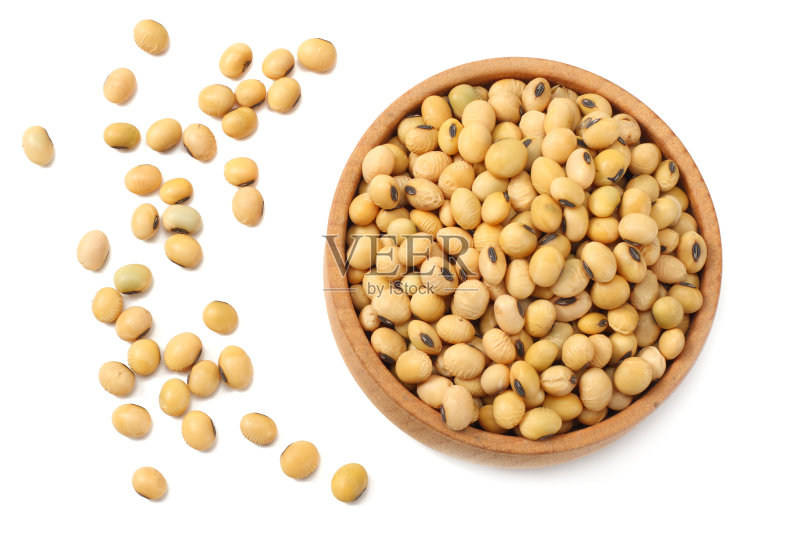 碗中的大豆在白色背景上分离。俯视图正版图片素材