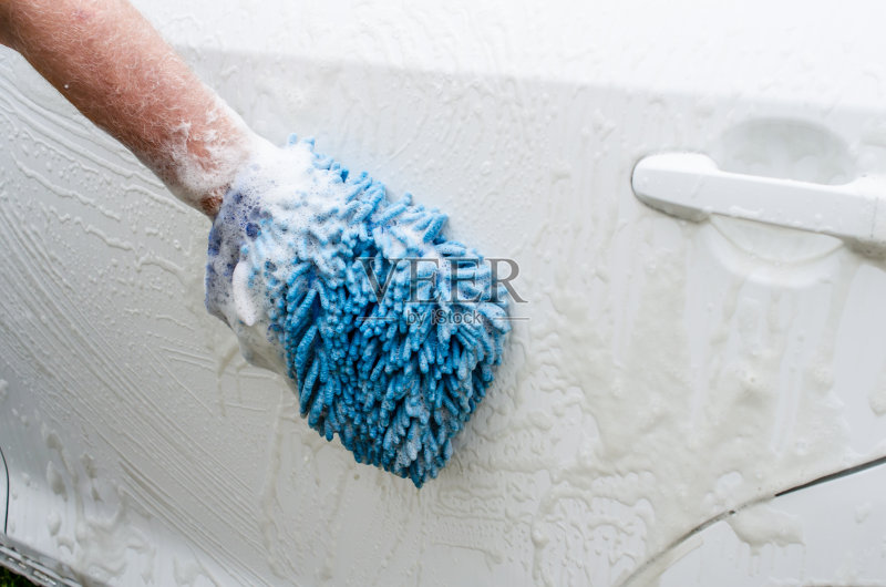 用肥皂和泡沫手洗汽车正版图片素材