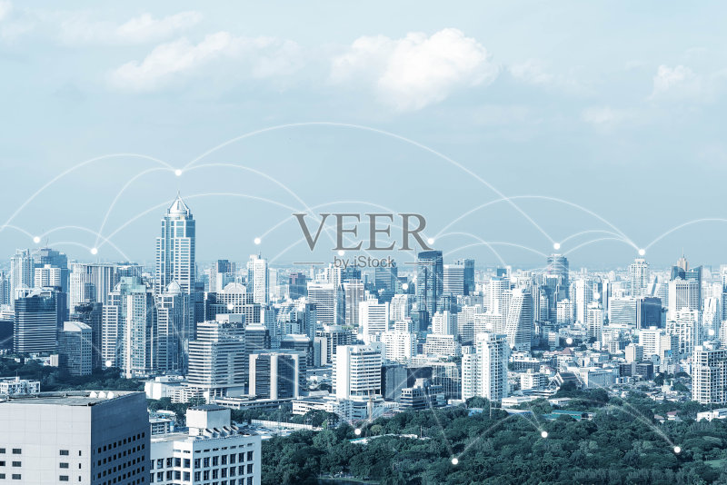 蓝色高科技色调的城市景观连线wifi标志，科技概念，物联网概念正版图片素材