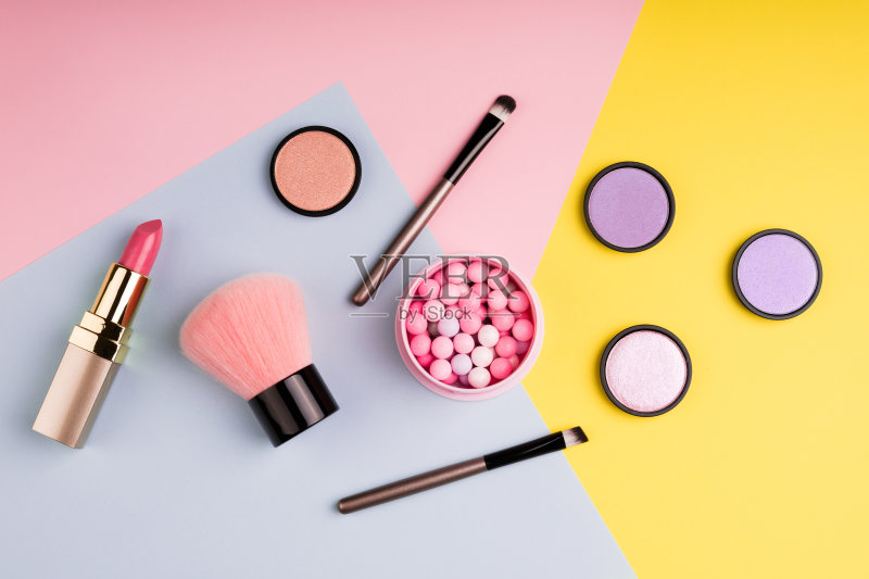 彩妆产品和装饰彩妆在色彩背景上平铺。时尚和美容博客的概念。俯视图正版图片素材