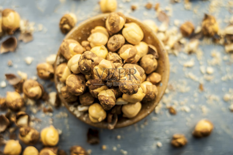 近距离烤鹰嘴豆/香娜娜或达利娅在一个碗上的蓝色表面。正版图片素材