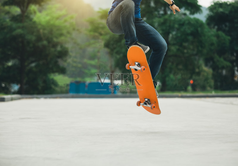 在停车场玩滑板的人正版图片素材