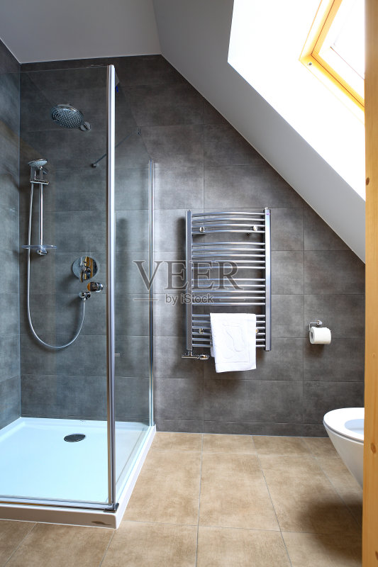 浴室在阁楼地板上，有窗户正版图片素材