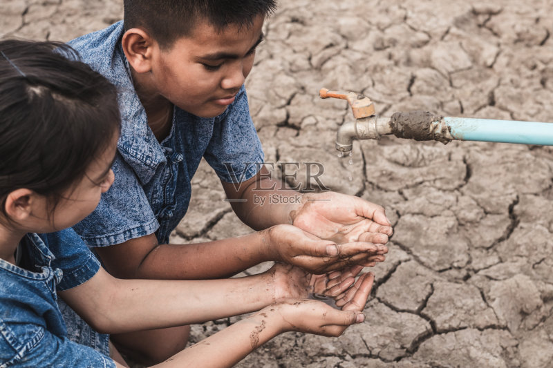 缺水的孩子们在等着喝水。正版图片素材