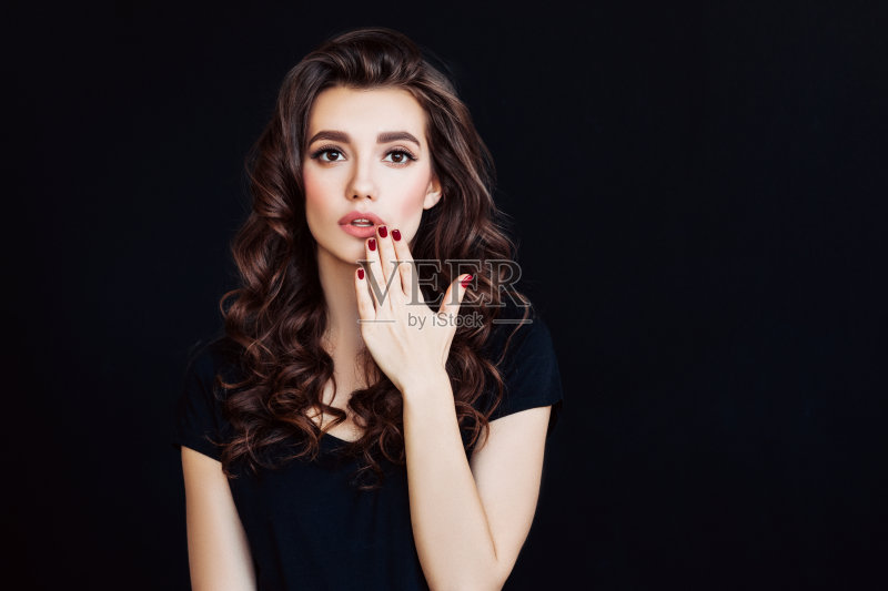 有光泽卷曲发型的迷人女孩正版图片素材