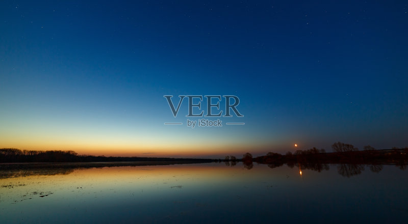 黎明前的星空。夜景与湖泊。正版图片素材