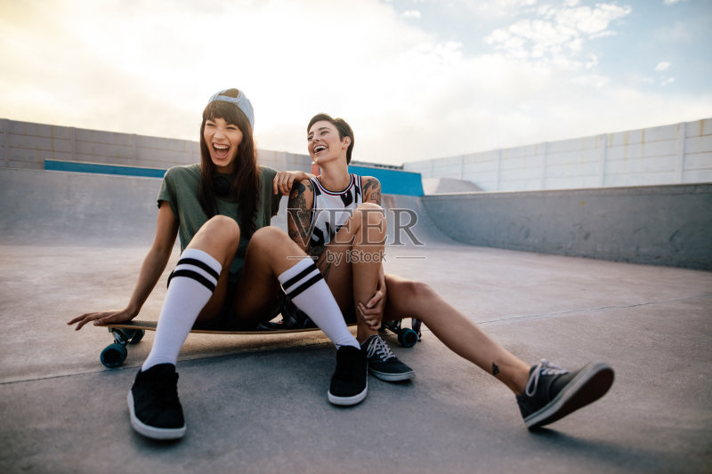 女性滑冰运动员的朋友们常去滑板公园正版图片素材