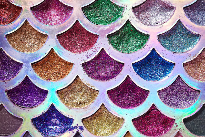 眼影调色板。一个彩色和闪光的眼影调色板在幻想美人鱼的概念。纹理和图案。正版图片素材