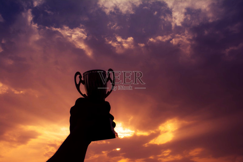 手持优胜者奖杯正版图片素材