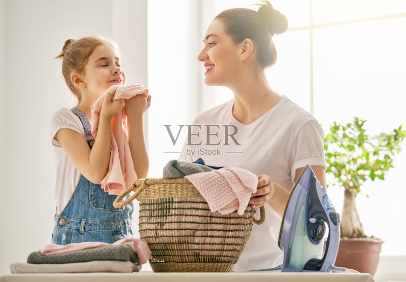 家人在家里洗衣服正版图片素材