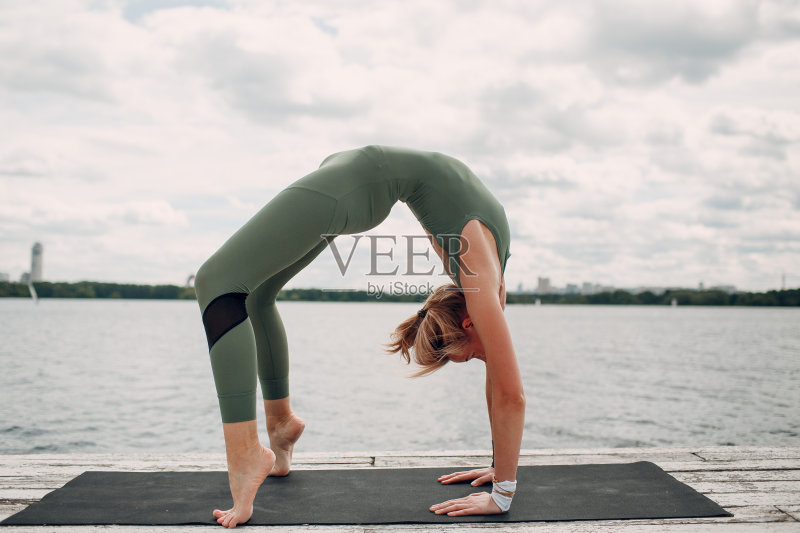 年轻女子在做瑜伽练习正版图片素材