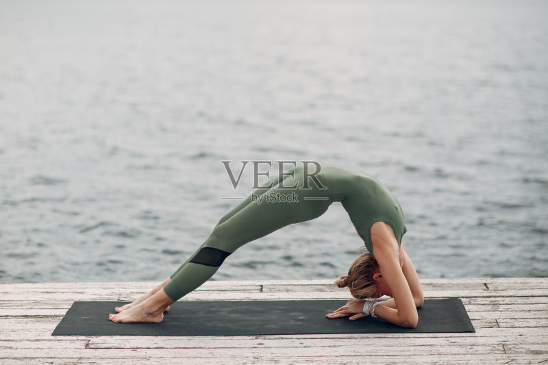 年轻女子在做瑜伽练习正版图片素材