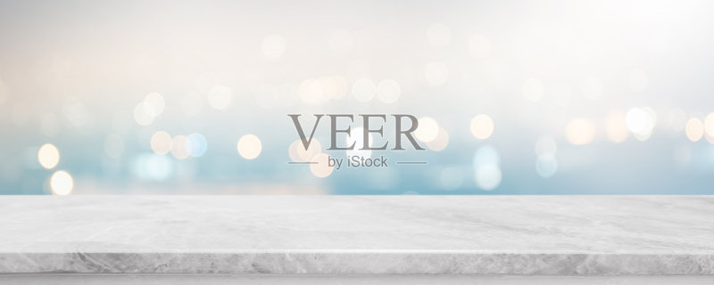 空白的白色石材大理石桌面和模糊抽象的散景光横幅背景-可以用来展示或蒙太奇您的产品。正版图片素材