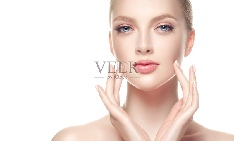 美丽，年轻，皮肤干净，新鲜的女人正握着优雅的手在自己面前。美丽和美容。正版图片素材