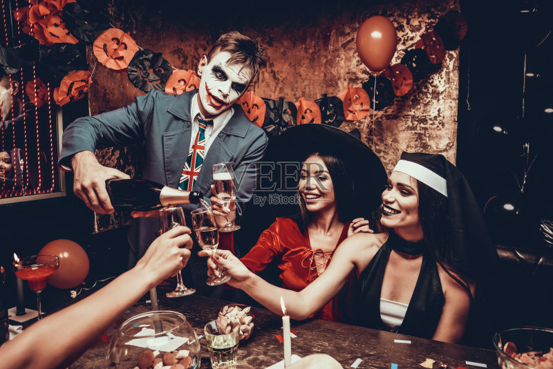 穿着戏服喝香槟的年轻人正版图片素材