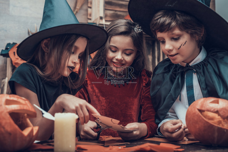 孩子们在做万圣节的装饰品正版图片素材