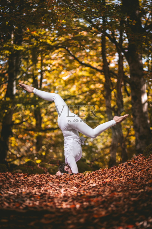 美丽的女人在大自然中练习瑜伽。正版图片素材