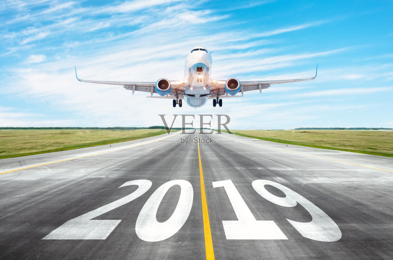 奕禾跑道2019年机场跑道表面纹理与起飞飞机。12、新的一年里，假期里的旅游理念。正版图片素材